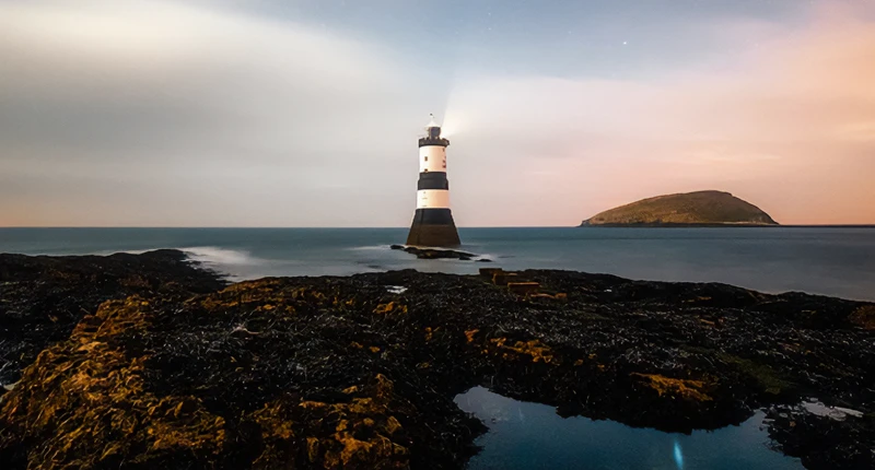 phare au milieu de l'océan devant une île