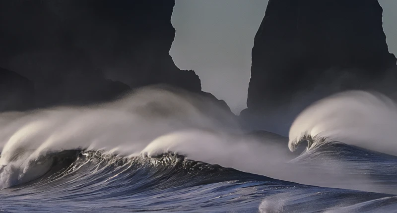 Hautes vagues près de falaises